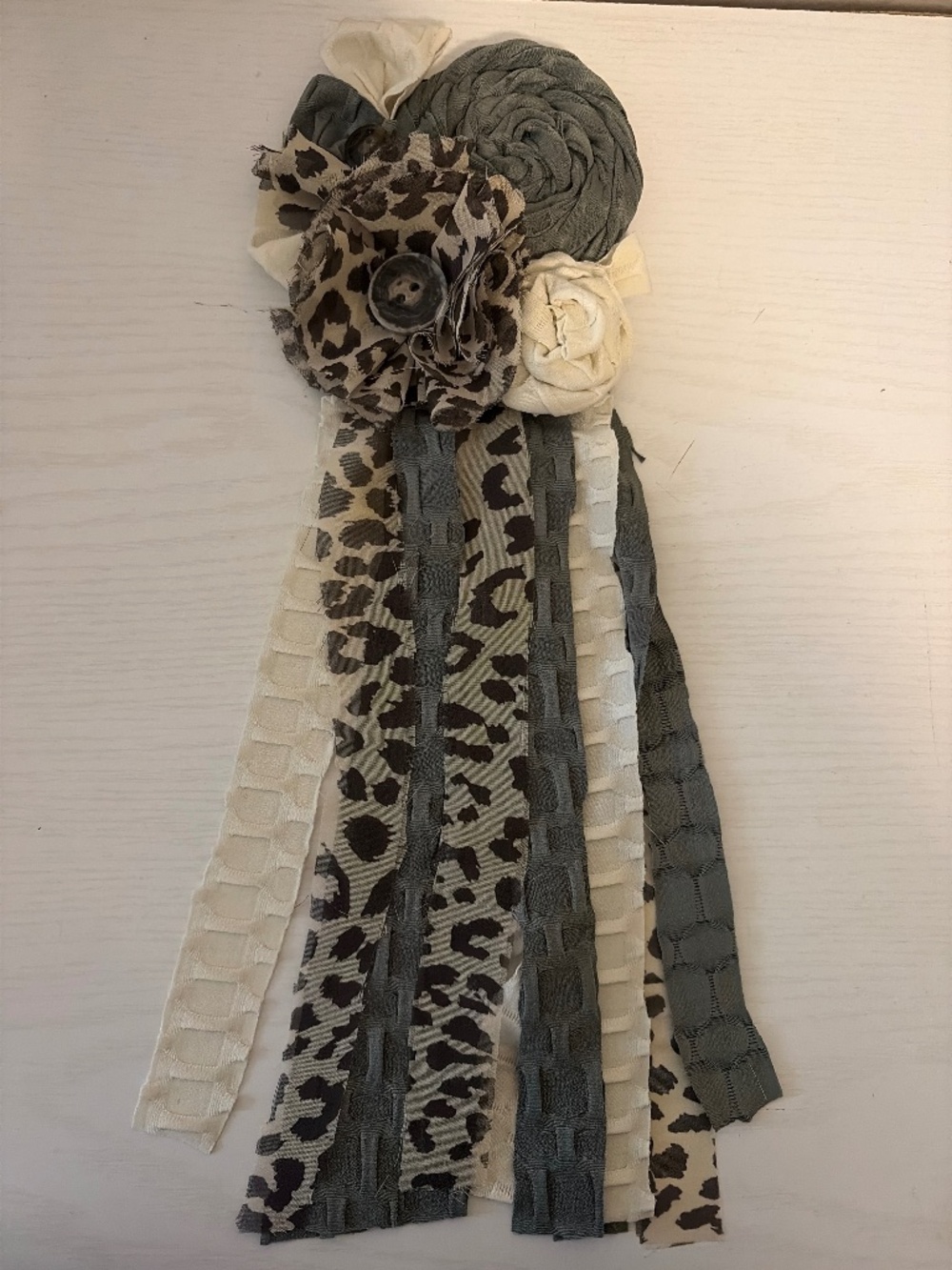 Leopard and ivory flower pin. - Picture 1 of 3